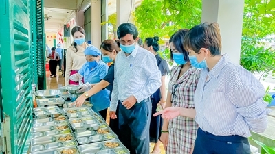 Nha Trang kiểm tra đột xuất việc chấp hành quy định của pháp luật về an toàn thực phẩm trong các cơ sở giáo dục